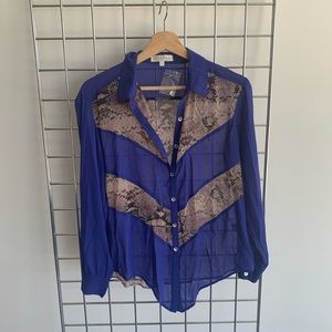 Snake print sheet blouse.